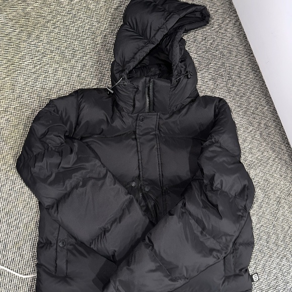Aritzia Puffer Jacket - Cozy Style for Any Occasion - Picture 1 of 4